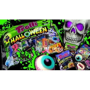 Sachet Trolli Halloween Sweet & Sour entouré de bonbons effrayants, citrouilles et crâne, idéal pour une fête gourmande. 🎃👻
