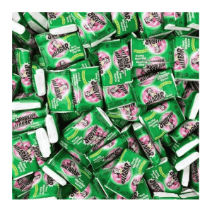 vrac de malabar vert qui sont des chewing-gum à la menthe avec un tatouage dans l'emballage