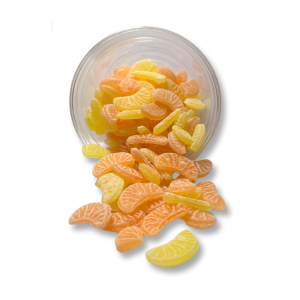 Bonbon en sucre cuit en forme de quartier jaune et orange au goût d'orange et citron